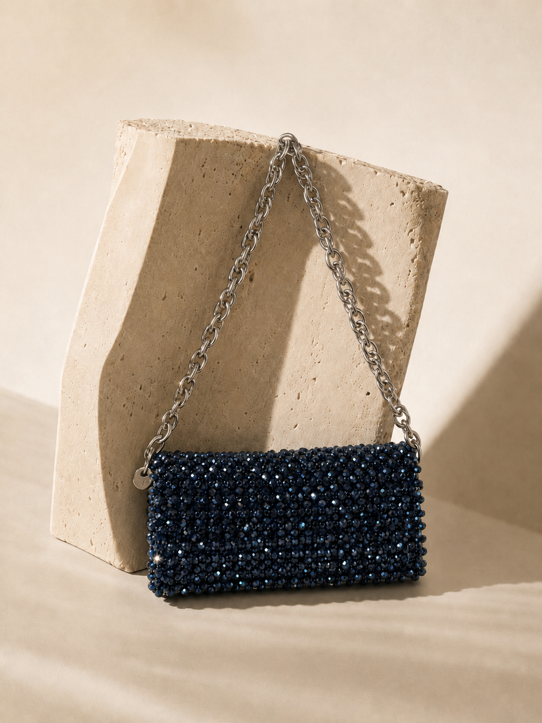 Lacivert kristal boncuklu Siren Large Bag stüdyo görünümü