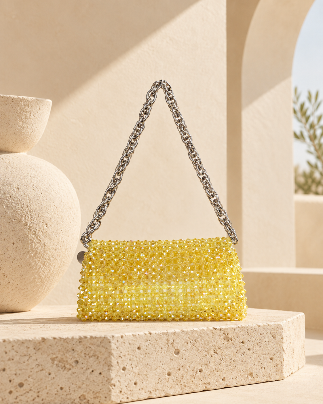 Sarı kristal boncuklu Saturn Large Bag stüdyo görünümü