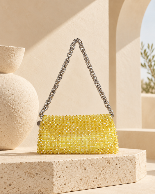Sarı kristal boncuklu Saturn Large Bag stüdyo görünümü