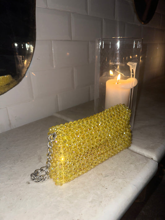Sarı kristal boncuklu Saturn Large Bag stüdyo görünümü
